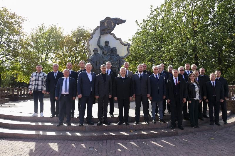 В День воссоединения ЛНР с Россией в Луганске прошла торжественная церемония возложения цветов к памятнику «Они отстояли Родину»