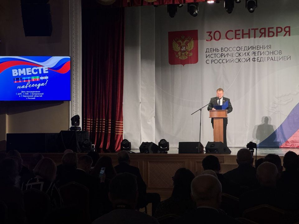 На торжественном мероприятии в Москве Денис Колесников вручил награды Главы ЛНР