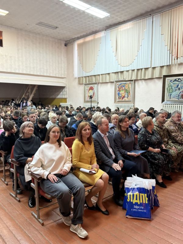 Галина Дуброва: В преддверии значимых дат - 85-летия среднего профессионального образования и 145-летия Луганского колледжа строительства, экономики и права, а также Дня учителя — я вместе с коллегой Валерием Шлыковым...