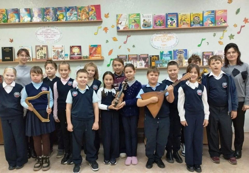 В Луганской библиотеке для детей прошел праздничный концерт «Мир дивных звуков, трепетных мелодий», приуроченный к Международному дню музыки