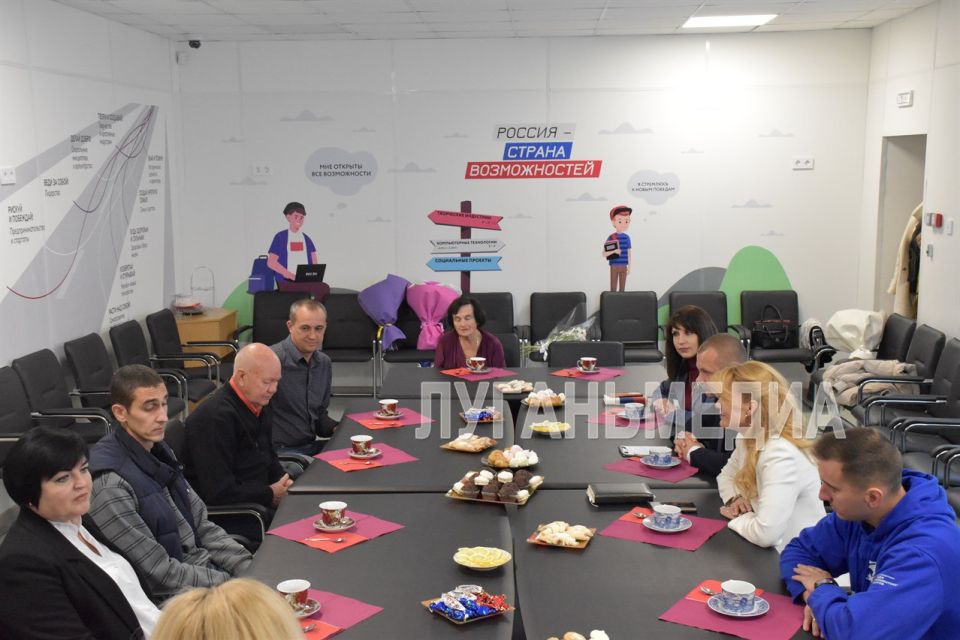 Сенатор Совета Федерации от Луганской Народной Республики Дарья Сергеевна Лантратова совместно с депутатом Народного Совета ЛНР, руководителем ЛРО ВОО МГЕР Андреем Валерьевичем Самойловым в преддверии Дня учителя поздравили...