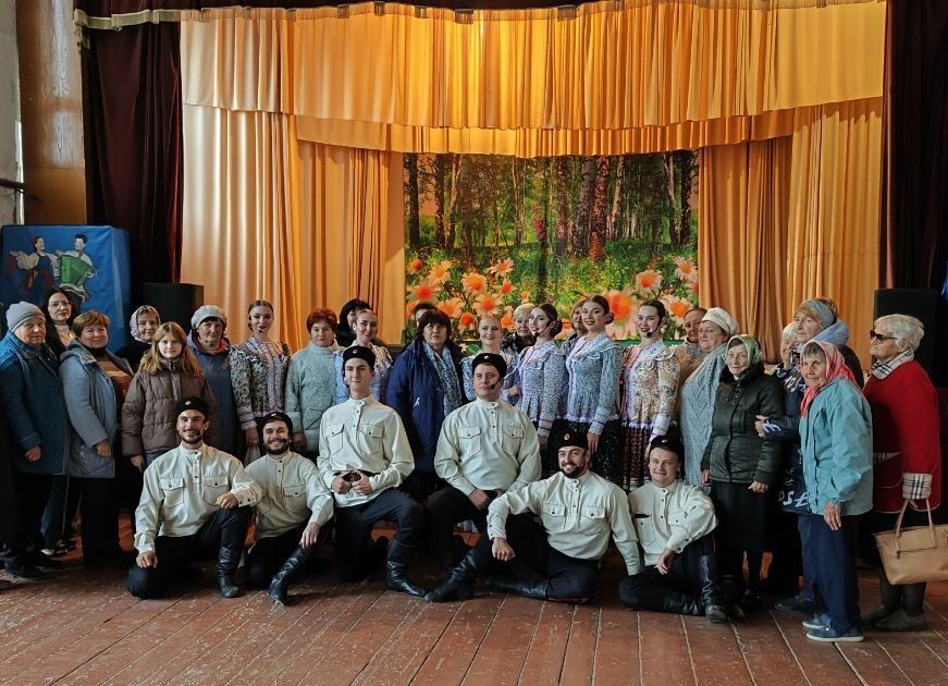 В Первозванском сельском доме культуры прошел концерт в рамках акции «Искусство без границ» Луганской академической филармонии