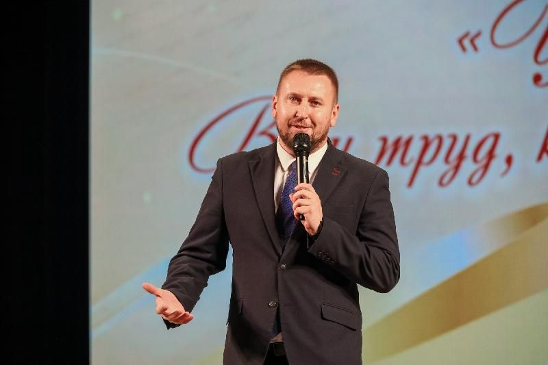 Денис Мирошниченко поздравил педагогов республики с профессиональным праздником