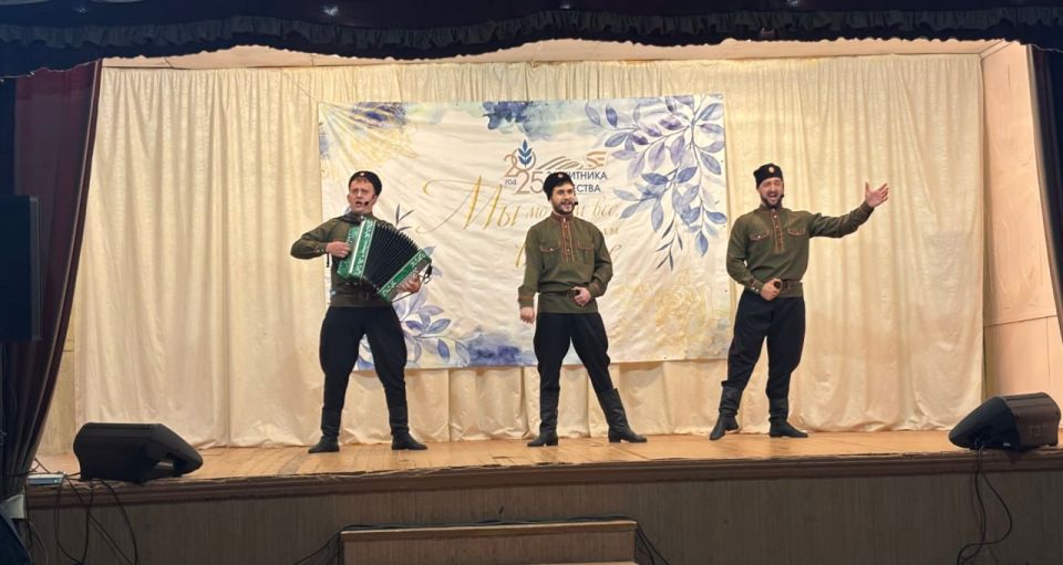 В рамках акции «Искусство без границ» жители Лутугинского района получили яркий подарок от Луганской академической филармонии — в Веселотарасовском сельском клубе прозвучала программа «Вольная волюшка»