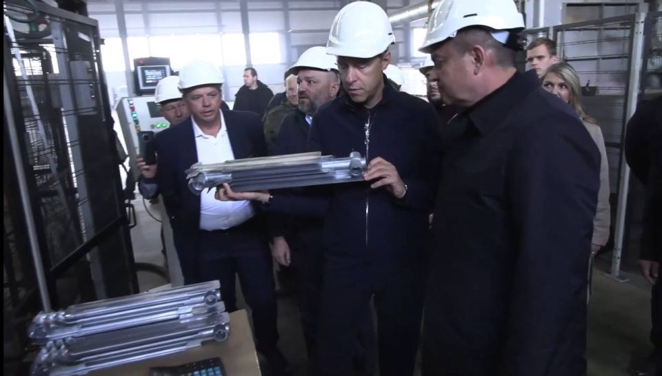 Мантуров посетил ЛНР и поддержал развитие местной промышленности