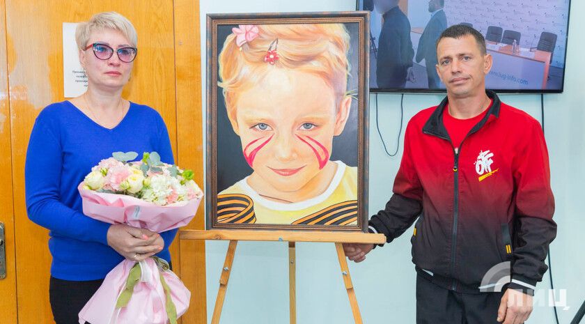 «Живая смотрит с этой картины». Итальянский художник передал портрет погибшей при обстреле Луганска девочки ее родителям