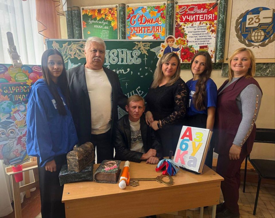 С Днём учителя!. Активисты Молодой Гвардии Единой России – ученики и выпускники Луганской школы № 23 имени А.Н. Зозули – по собственной инициативе поздравили своих педагогов с профессиональным праздником