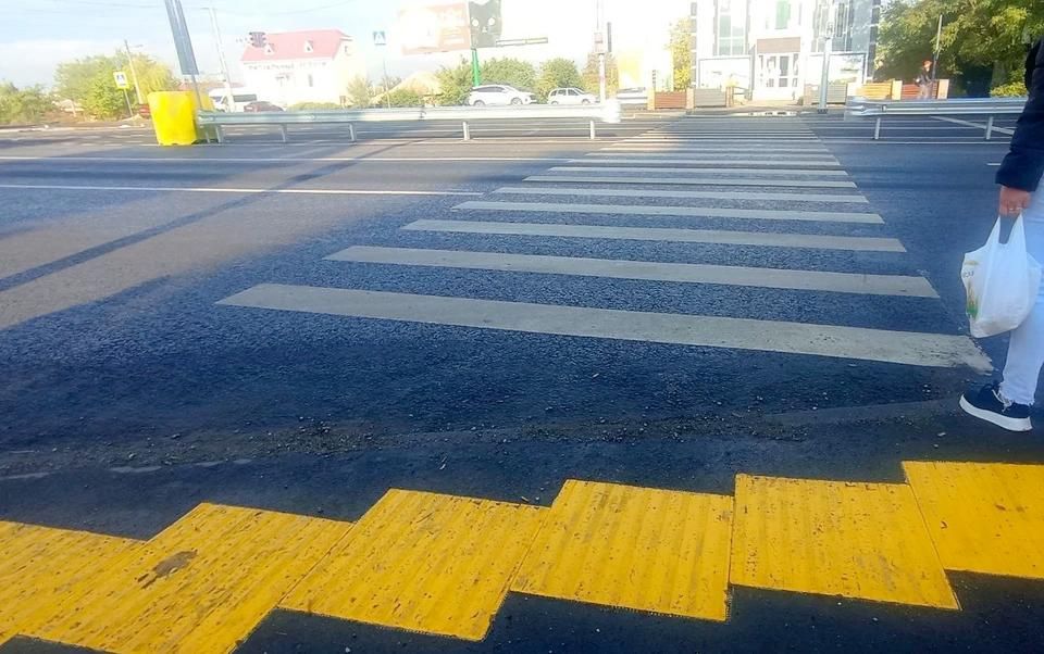 В Луганске устанавливают тактильную плитку на пешеходных переходах