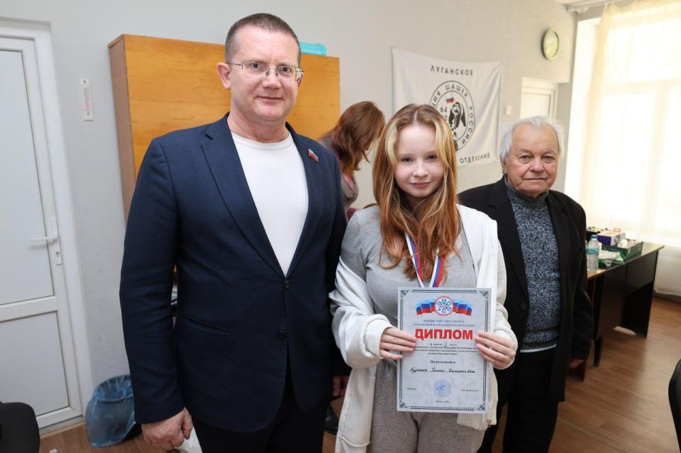 Победителем чемпионата ЛНР по стоклеточным (международным) шашкам среди мужчин стал Роман Огиенко, среди же женщин - Любовь Москвиченко