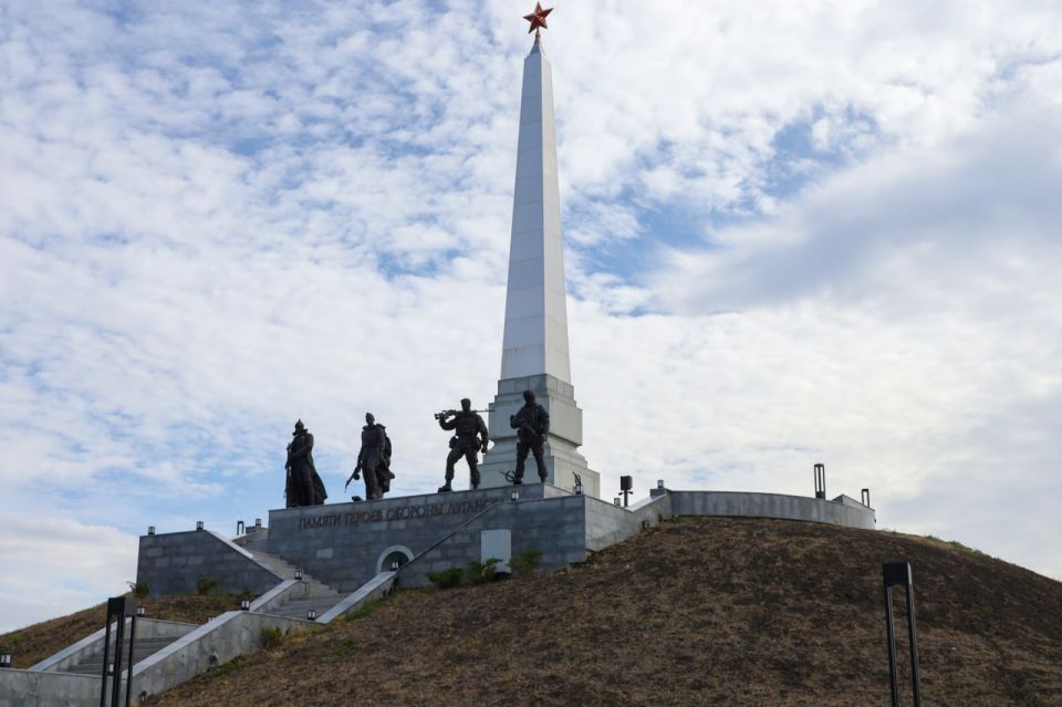 Представители Народного Совета и делегация Заксобрания Санкт-Петербурга возложили цветы у мемориального комплекса «Острая Могила» (фоторепортаж)