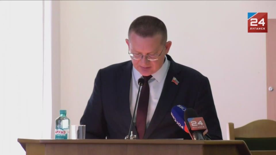 Власти ЛНР планируют повысить зарплаты государственных и муниципальных служащих на 5,5%