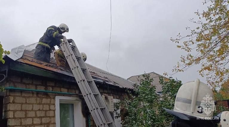 В Луганске сотрудники МЧС спасли от огня жилой дом