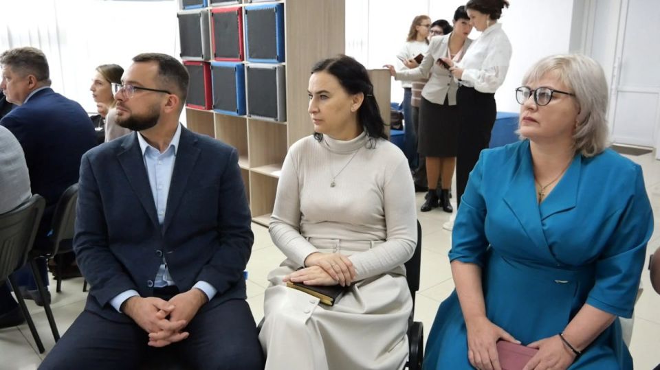 10 октября 2025 года в Луганске состоялась Стратегическая сессия по вовлечению семейных кураторов в проект жизненной ситуации «Работа с семьями в социально опасном положении"