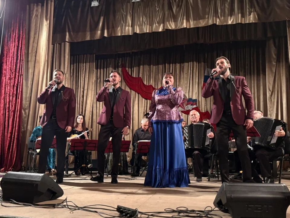 В Успенском городском доме культуры с большим успехом выступили артисты Луганской академической филармонии