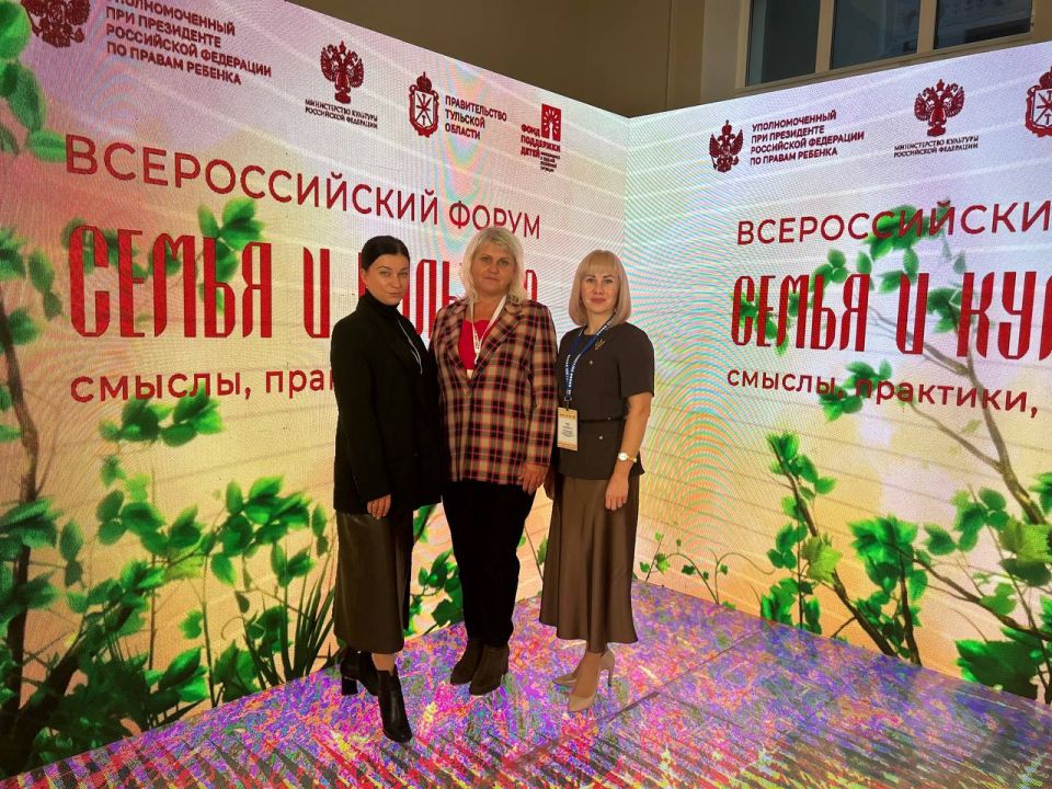 Инна Швенк: Привет из Тулы!. Вместе со мной, в составе делегации от Луганской Народной Республики на Форуме в Туле участвуют — Яна Мирошниченко, заместитель министра культуры ЛНР и Светлана Черенкова, начальник управления...