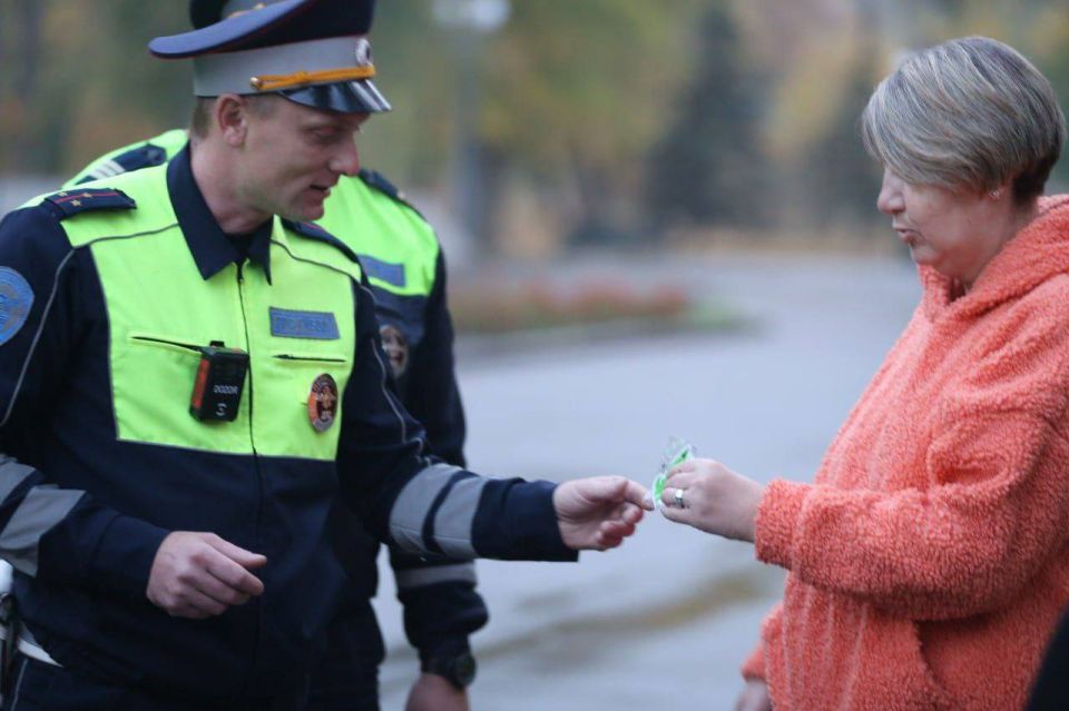 Сотрудники региональной Госавтоинспекции и автошколы в рамках акции «Засветись!» раздали жителям столицы световозвращающие аксессуары
