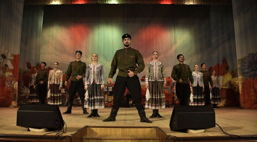 Ансамбль песни и танца «Раздолье» выступил в филармонии Луганска