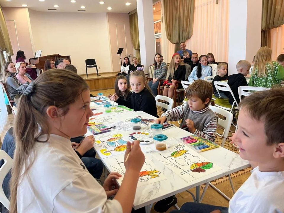 В Луганской филармонии прошла интерактивная программа «Пришел, увидел, сочинил. Русская музыка и живопись», раскрывающая связь между двумя видами искусства