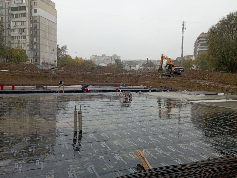 Строители приступили к возведению бассейна в квартале Ольховский