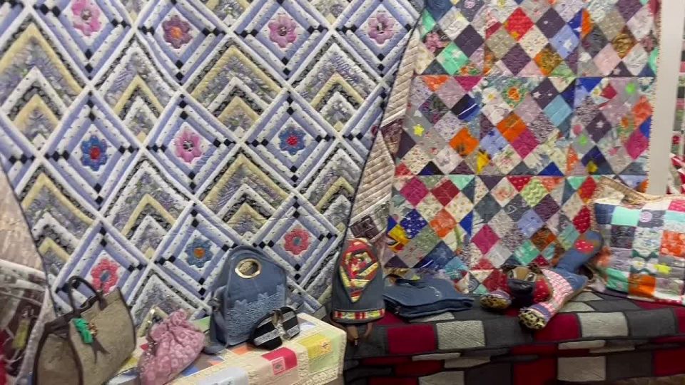 В Луганском центре народного творчества открылась выставка «Осенняя ярмарка чудес», посвящённая Дню казачества ЛНР и православному празднику Покрова Пресвятой Богородицы