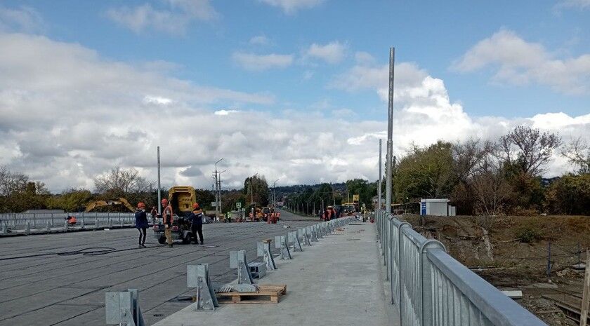 Специалисты начали класть дорожное покрытие на трех путепроводах Луганска