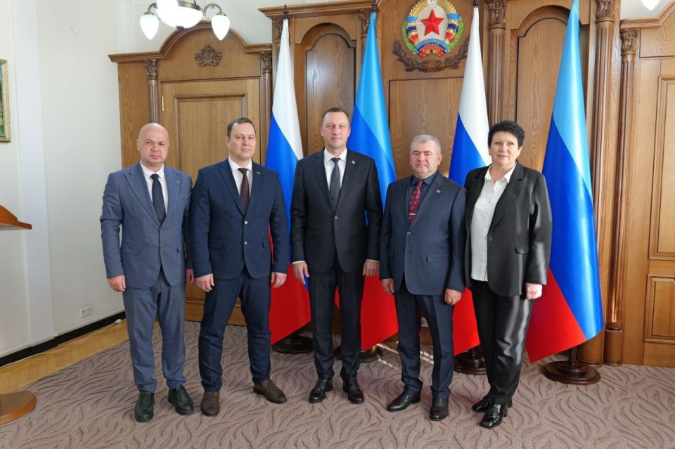 В Луганске обсудили развитие Сватовского округа с руководством региона-шефа Саратовской области