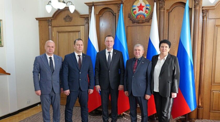 Губернатор Саратовской области обсудил в Луганске планы восстановления Сватовского округа