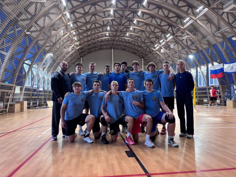 Сборная команда ЛНР впервые стартует на играх 1 этапа чемпионата России первой лиги ЮФО по волейболу, который проходит в Ростове-на-Дону