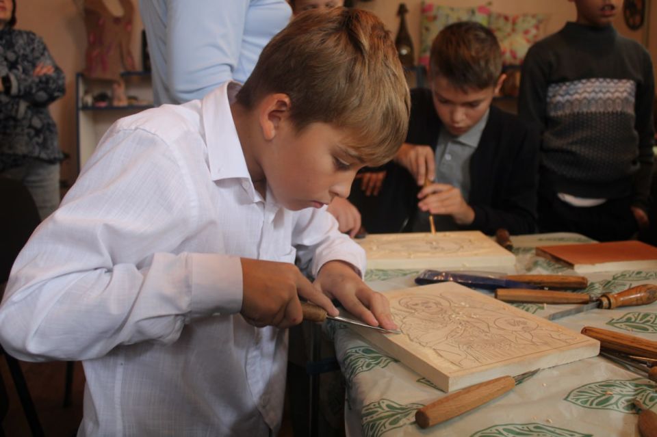 Ученики пятых классов Станично-Луганской гимназии познакомились с миром народных традиций, побывав в Луганском центре народного творчества