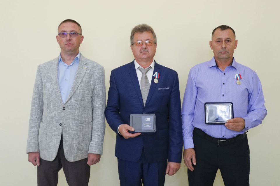 16 октября на заседании Народного Совета Луганской Народной Республики состоялось торжественное вручение медали общественного признания «Отец солдата» — высокой награды, учреждённой Всероссийским общественным движением «Отцы...