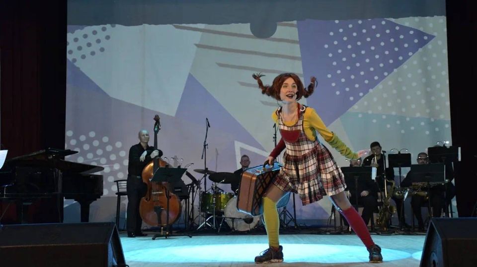В Луганской филармонии прошел яркий концерт для детей Пеппи Длинныйчулок в стиле джаза