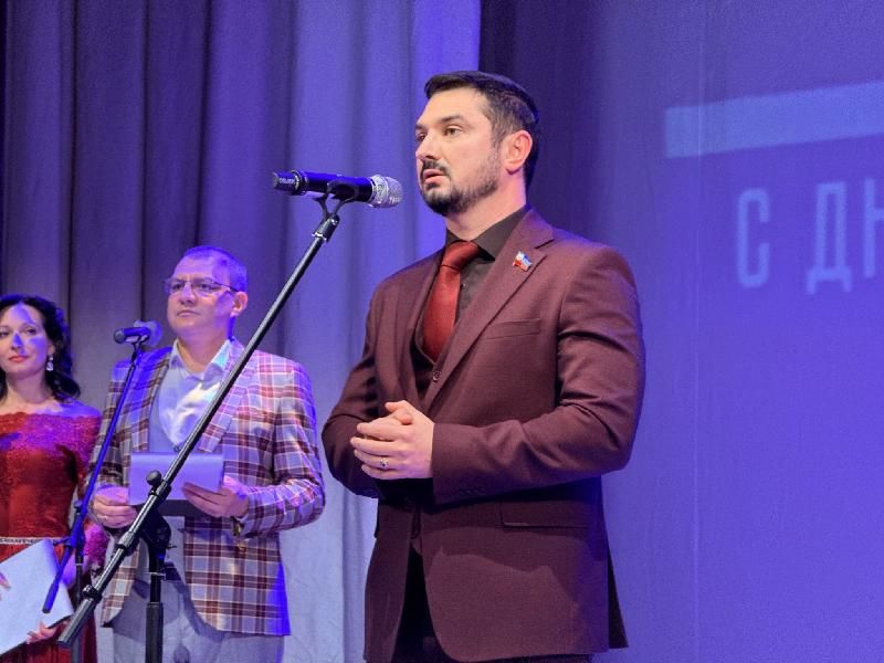 Максим Уваров поздравил работников дорожного хозяйства с профессиональным праздником