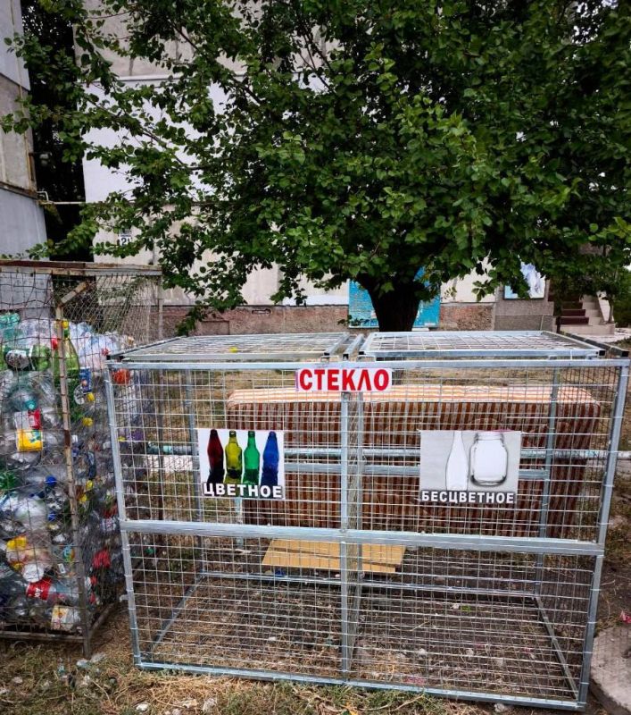 На «южных» кварталах Луганска появились новые контейнеры для сбора стеклотары и стеклобоя