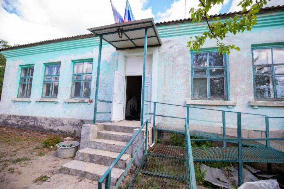 В Станице Луганской при поддержке Новосибирской области модернизируют детскую библиотеку в казачьем стиле