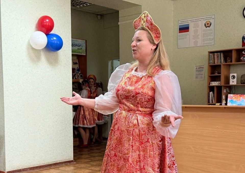 В преддверии Дня народного единства в Луганской библиотеке для детей состоялась литературно-музыкальная композиция «В единстве народа – будущее России»