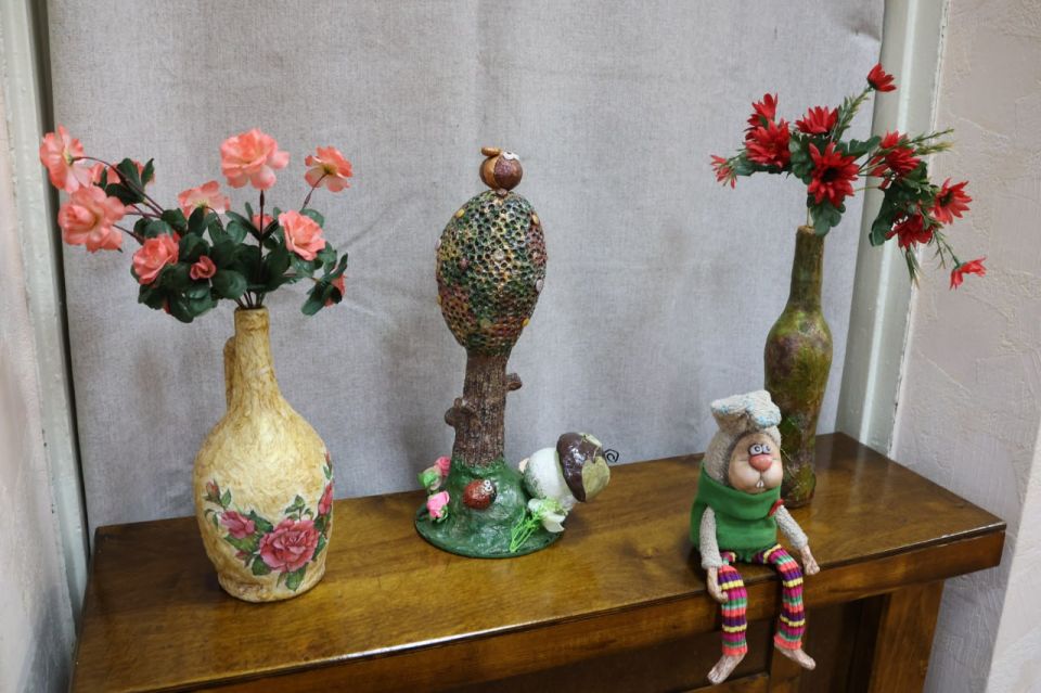 В честь 80-летия Победы в Великой Отечественной войне и в рамках Года защитника Отечества в Луганском центре народного творчества открылась персональная выставка «Души и сердца вдохновенье»