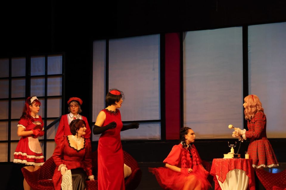 В Луганском академическом русском драматическом театре имени П. Луспекаева состоялась премьера спектакля «Мужчинам вход запрещен» по пьесе Робера Тома