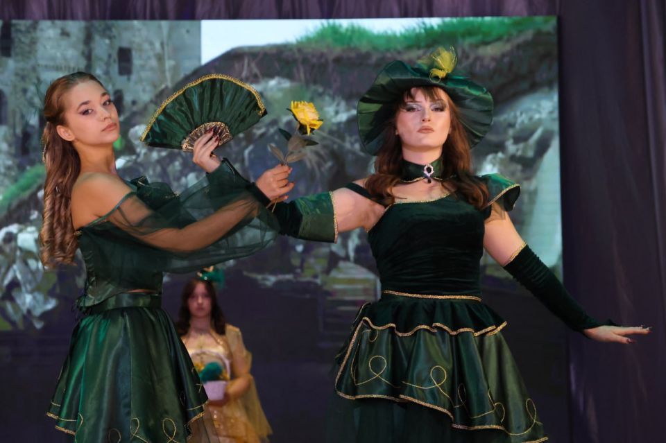 В Луганском Дворце культуры состоялся показ мод в рамках проекта «Модное измерение», объединивший молодых дизайнеров