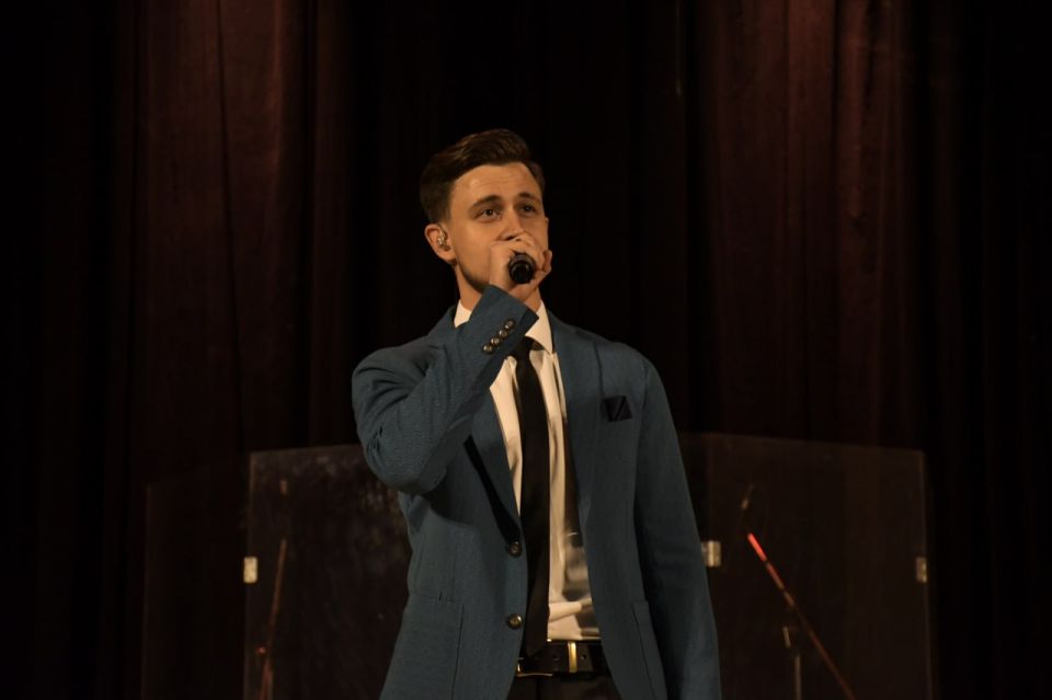 В Луганской академической филармонии прошел ностальгический концерт «ВИА ХИТ»