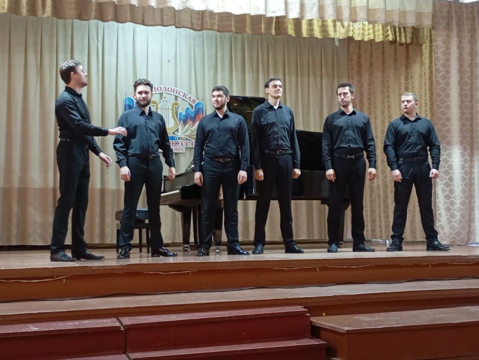 Артисты Луганской филармонии подарили концерт юным музыкантам Краснодона