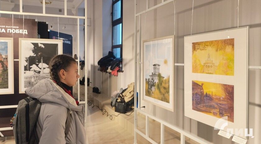 Студенты ЛГАКИ представили около 30 работ на выставке «Дорогами нашего города» в Луганске