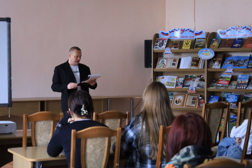 В преддверии Дня народного единства в Луганской молодежной библиотеке прошел исторический калейдоскоп «Сила единства в людях»