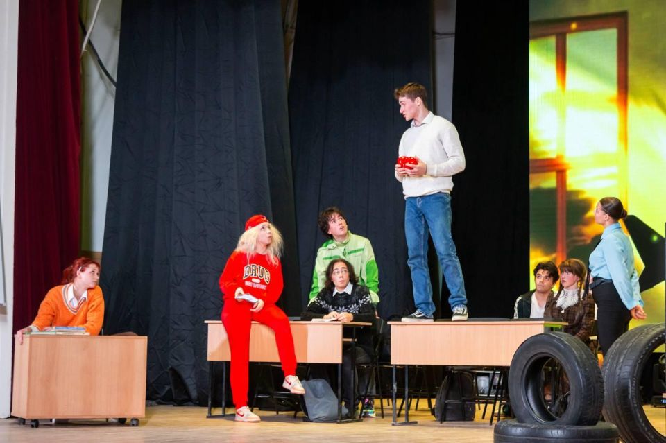 В Луганске на сцене Творческого центра Академии культуры и искусств имени М. Матусовского состоялся показ спектакля «Детки из клетки»