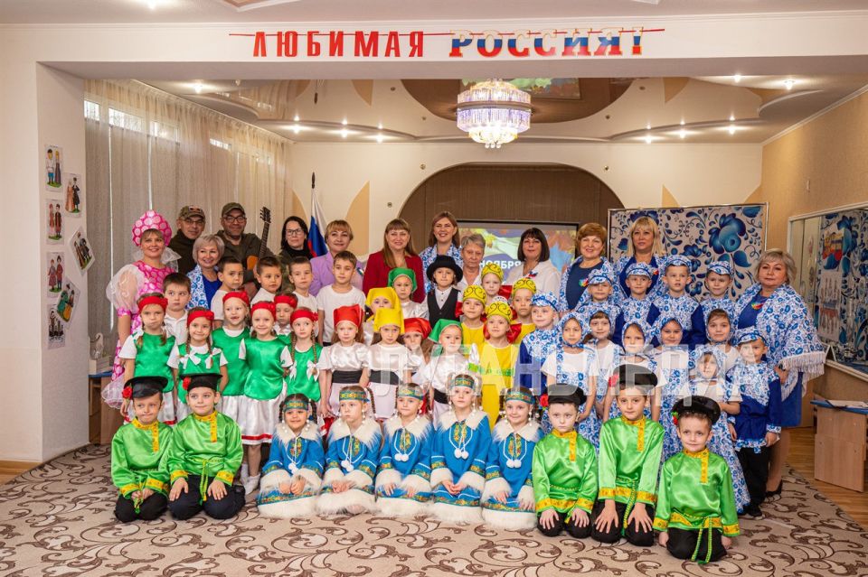 В преддверии Дня народного единства в Луганском детском саду № 2 состоялся праздничный концерт с участием гостей из Тульской области