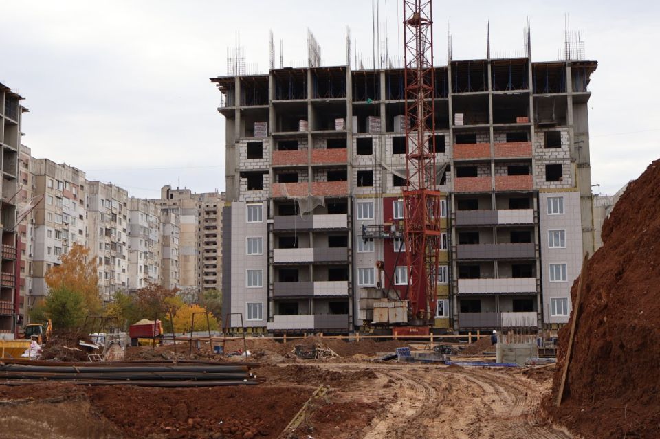 В районе Южных кварталов Луганска продолжается строительство ЖК "Возрождение"