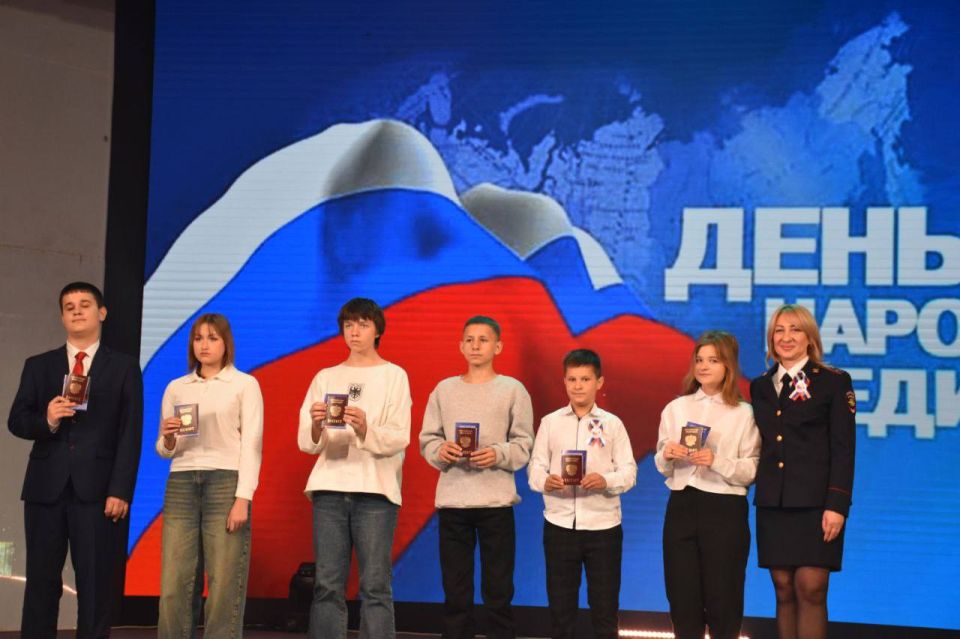 11111114-летние жители республики получили главные в жизни документы – паспорта гражданина России