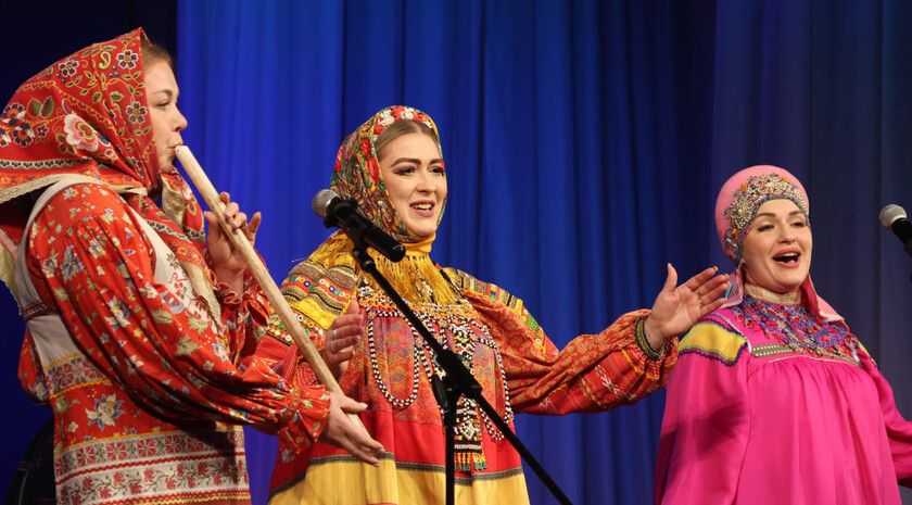 Масштабное празднование Дня народного единства прошло в Луганском русском драмтеатре