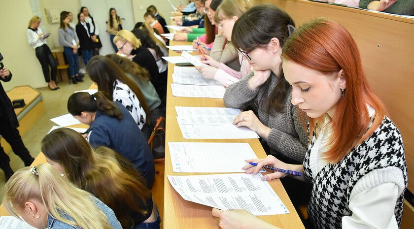 Более 50 человек написали в Луганске Большой этнографический диктант