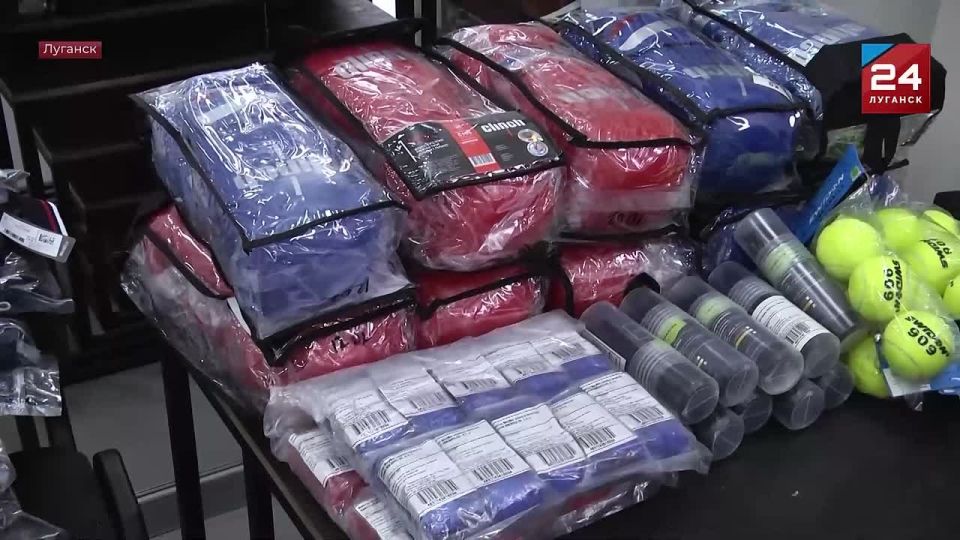 Сенатор Российской Федерации от ЛНР Дарья Лантратова передала гуманитарную помощь для Меловской детско-юношеской спортивной школы