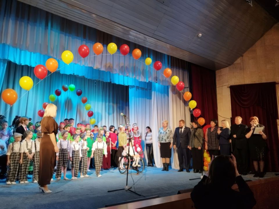 На сцене Луганского академического театра кукол состоялся гала-концерт фестиваля-конкурса детского и юношеского творчества детей-инвалидов «Осенняя мелодия»